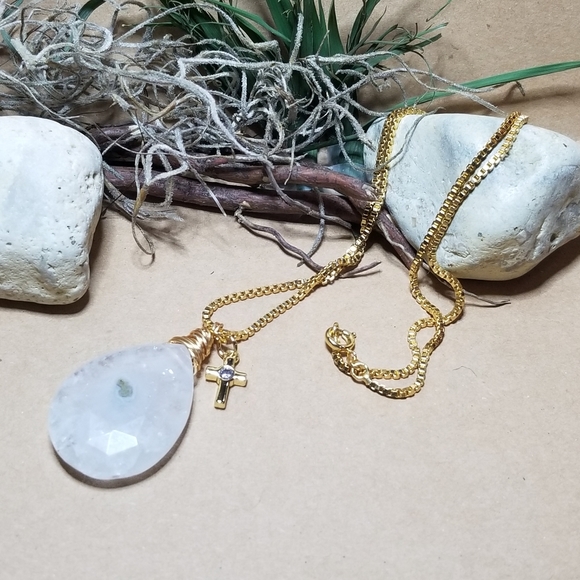 Solar quartz and gold necklace - Picture 1 of 4